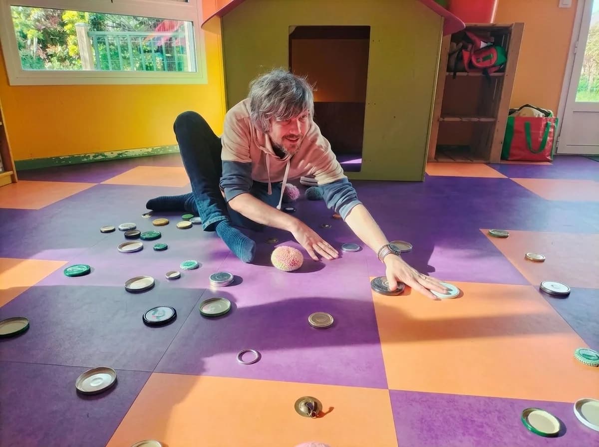Emeric présentant des jeux sonores avec des couvercles