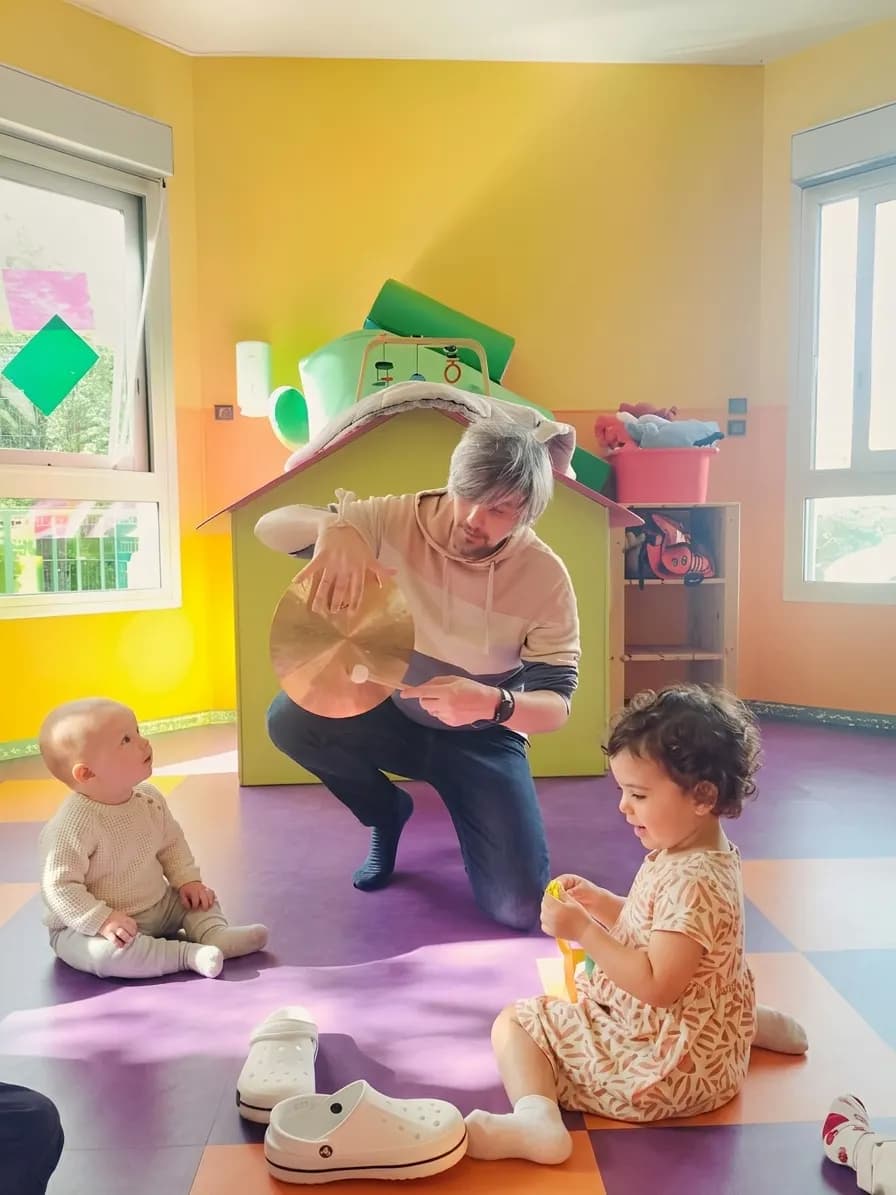 Découverte d'un gong pendant un atelier musical avec de jeunes enfants
