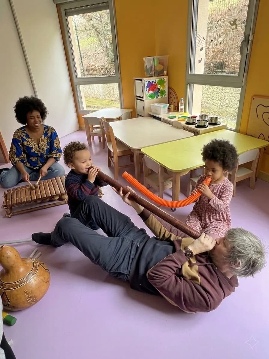 Exploration sonore avec des tubes auprès d'enfants en crèche