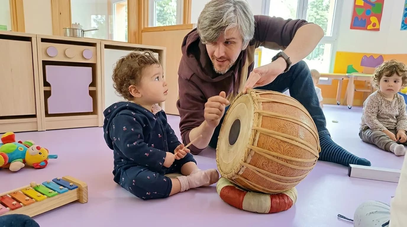 Enfant explorant des instruments d'éveil musical